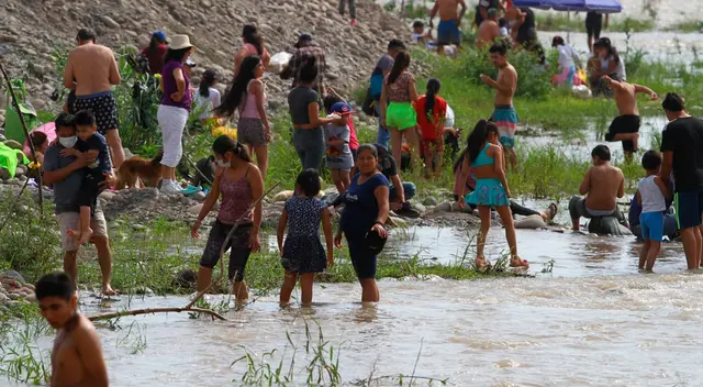 Sin temor al coronavirus ni a su nueva variante, cientos de familias asistieron al río Lurín para 'disfrutar' del verano frente a la restricción de playas hasta el 17 de enero. Sin temor al coronavirus ni a su nueva variante, cientos de familias asistieron al río Lurín para 'disfrutar' del verano frente a la restricción de playas hasta el 17 de enero.