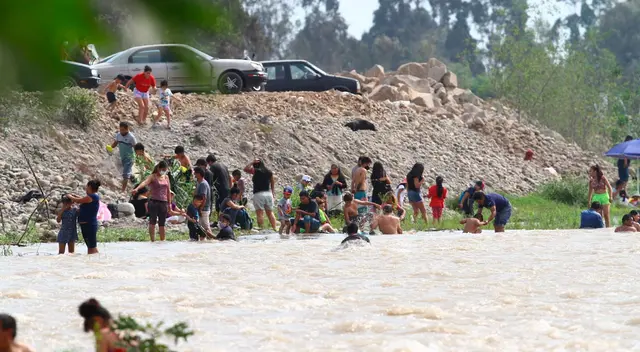 Sin temor al coronavirus ni a su nueva variante, cientos de familias asistieron al río Lurín para 'disfrutar' del verano frente a la restricción de playas hasta el 17 de enero. Sin temor al coronavirus ni a su nueva variante, cientos de familias asistieron al río Lurín para 'disfrutar' del verano frente a la restricción de playas hasta el 17 de enero.
