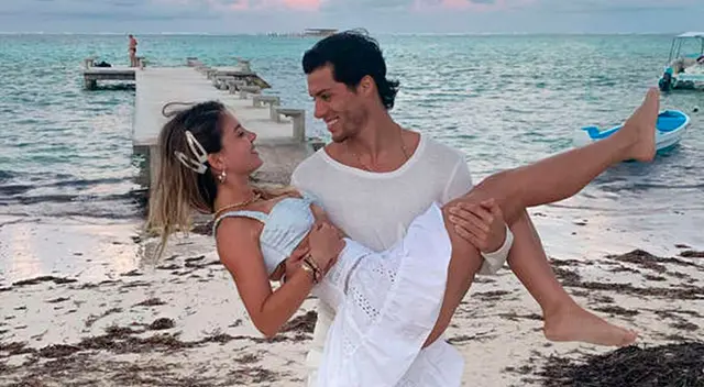 Patricio Parodi y Flavia Laos lloran al someterse a un Hisopado.