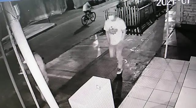 Las cámaras de seguridad captaron el momento exacto del robo. Las cámaras de seguridad captaron el momento exacto del robo.