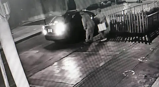 Los hampones robaron un televisor y una computadora. Los hampones robaron un televisor y una computadora.