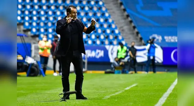 Juan  Reynoso debutó en el Cruz Azul con una derrota.