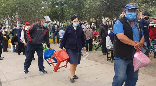 Largas colas se reportaron en Villa María del Triunfo desde las 5 de la madrugada. Largas colas se reportaron en Villa María del Triunfo desde las 5 de la madrugada.