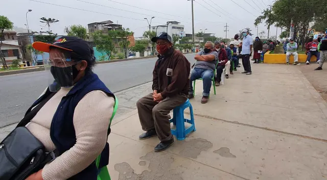 Largas colas se reportaron en Villa María del Triunfo desde las 5 de la madrugada. Largas colas se reportaron en Villa María del Triunfo desde las 5 de la madrugada.