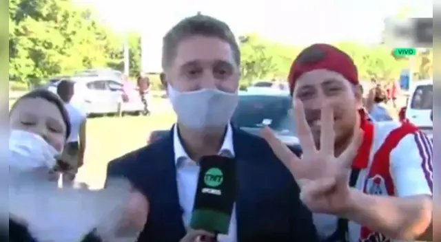 Aprovecharon la aglomeración para sustraerle el celular al periodista.