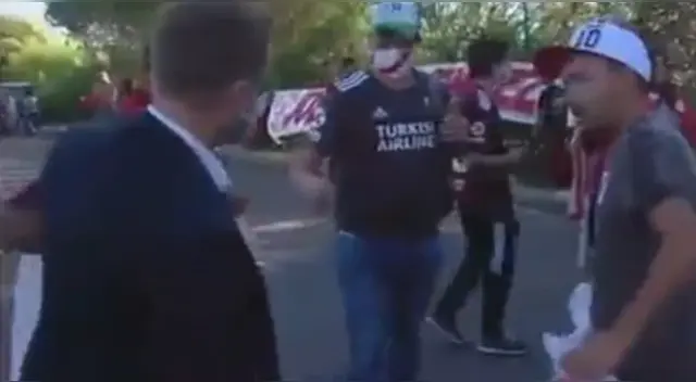 Aprovecharon la aglomeración para sustraerle el celular al periodista.