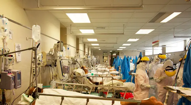 El promedio de edad de los pacientes por coronavirus ha disminuido a jóvenes y adultos entre 44 y 55 años.