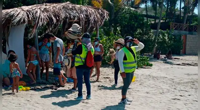 Bañistas siguen Cierre de playas se extiende hasta el 31 de enero de 2021 a la COVID-19 acudiendo a las playas.