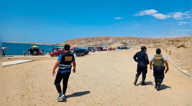 Bañistas siguen Cierre de playas se extiende hasta el 31 de enero de 2021 a la COVID-19 acudiendo a las playas.