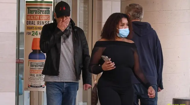 Bruce Willis, de 65 años, se negó a cubrir su boca en un establecimiento, pese a tener un pañuelo en el cuello que podría haber usado. Bruce Willis, de 65 años, se negó a cubrir su boca en un establecimiento, pese a tener un pañuelo en el cuello que podría haber usado.