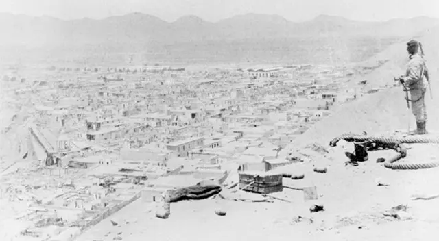 Soldado chileno observando Chorrillos desde el Morro Solar, 1881 | Foto: Eduardo Spencer/Colección Patricio Greve.