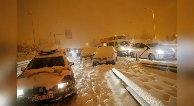 Conductores varados en una carretera de acceso a la autopista M-30 durante una fuerte nevada en Madrid, España.