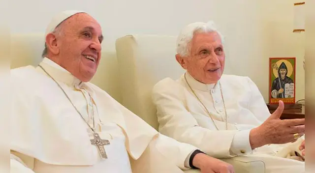 Tanto el pontífice argentino como el papa emérito alemán recibirán la segunda dosis de la vacuna en tres semanas.