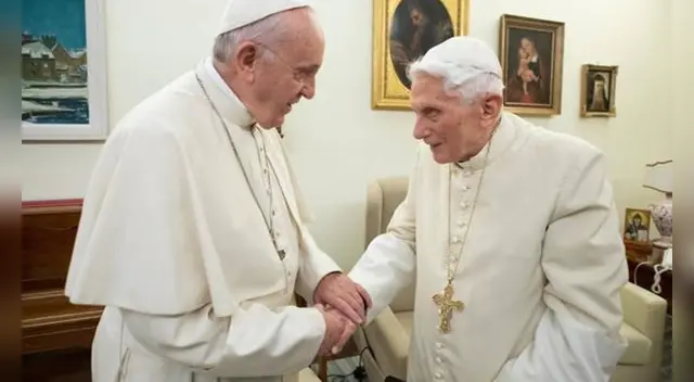 Tanto el pontífice argentino como el papa emérito alemán recibirán la segunda dosis de la vacuna en tres semanas.