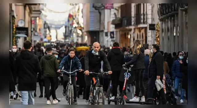 La gente se reúne en la calle principal de Via del Corso el 13 de diciembre de 2020 en el centro de Roma, mientras hacen sus compras durante la pandemia del coronavirus. La gente se reúne en la calle principal de Via del Corso el 13 de diciembre de 2020 en el centro de Roma, mientras hacen sus compras durante la pandemia del coronavirus.