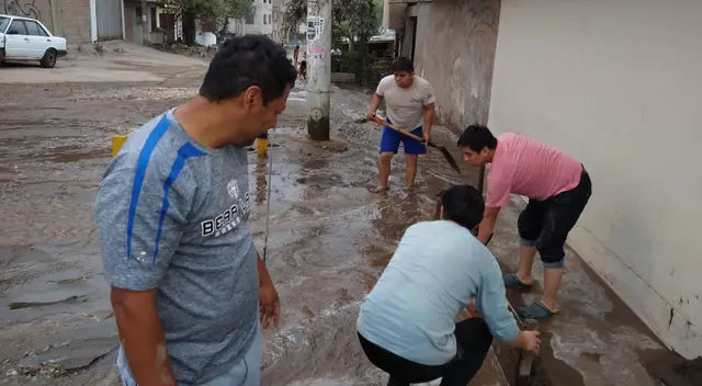Tubería había sido reparada hace solo seis meses. Vecinos piden que Sedapal repare los daños.