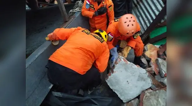 Un hospital de Mamuju se derrumbó como resultado del movimiento telúrico y hay gente bajo los escombros.