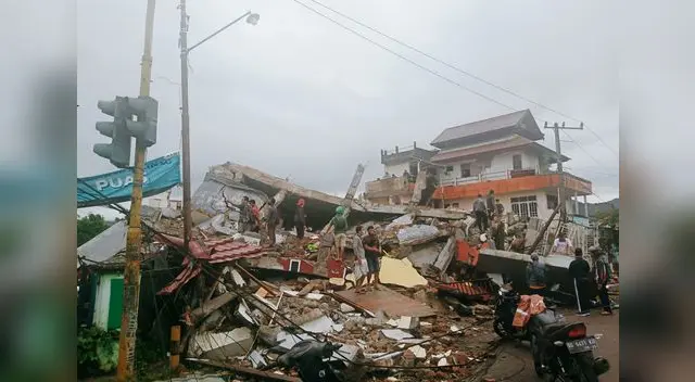 Según testigos, varios edificios, entre ellos hoteles y la sede del gobernador, sufrieron importantes daños en Mamuju.