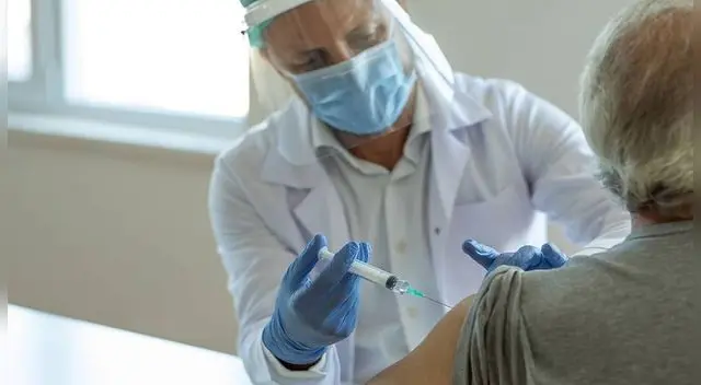 Un anciano que había sido vacunado contra el coronavirus falleció a causa del virus.