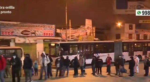 Usuarios esperan llegar a tiempo a sus viviendas ante nuevo toque de queda. Foto referencial.