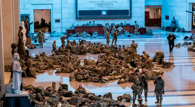 Agentes de la Guardia Nacional en los alrededores del Capitolio, este miércoles 13 de enero.