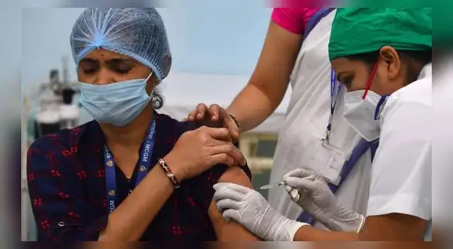 Una trabajadora sanitaria vacuna contra el coronavirus a una colega en el Hospital Rajawadi en Bombay el 16 de enero de 2021. Una trabajadora sanitaria vacuna contra el coronavirus a una colega en el Hospital Rajawadi en Bombay el 16 de enero de 2021.