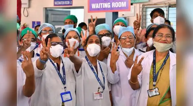 Personal sanitario del Hospital Rajawadi hace el signo de la victoria mientras esperan el inicio de la campaña de vacunación contra el coronavirus. Personal sanitario del Hospital Rajawadi hace el signo de la victoria mientras esperan el inicio de la campaña de vacunación contra el coronavirus.