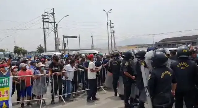 Enfrentamientos entre vecinos de Santa Anita y la PNP.