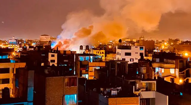 incendio de grandes proporciones consume maderera en Los Olivos incendio de grandes proporciones consume maderera en Los Olivos