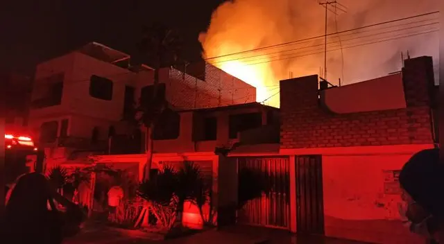 incendio de grandes proporciones consume maderera en Los Olivos incendio de grandes proporciones consume maderera en Los Olivos