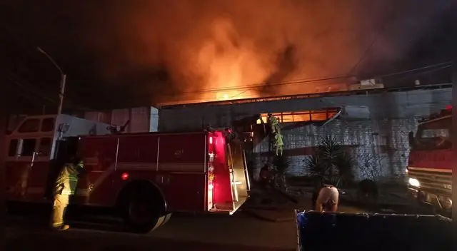 incendio de grandes proporciones consume maderera en Los Olivos incendio de grandes proporciones consume maderera en Los Olivos