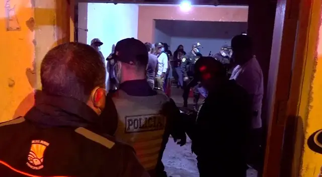 En la vivienda se encontraron 16 cajas de cerveza y personas que no respetaban el distanciamiento social. En la vivienda se encontraron 16 cajas de cerveza y personas que no respetaban el distanciamiento social.