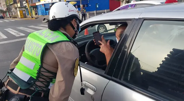 Los conductor mostraron su pase vehicular.