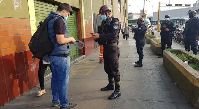 Los policías controlaron el cumplimiento de las nuevas normas restrictivas decretadas por el Gobierno.