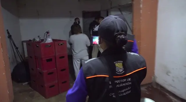 Más de 30 personas fueron detenidas y multadas por incumplir el toque de queda. Más de 30 personas fueron detenidas y multadas por incumplir el toque de queda.