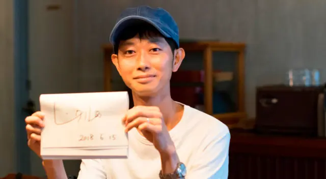 Joven se alquila para no hacer nada y causa furor