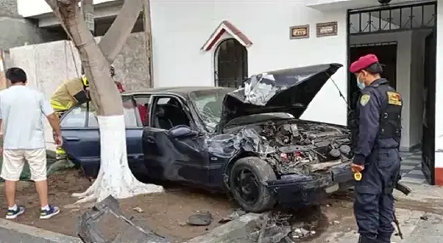 La camioneta impactó a un auto azul marca Hyundai.