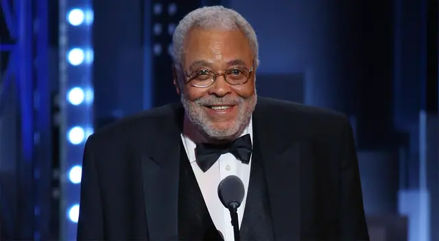 James Earl Jones festejó con pastel de fresa su cumpleaños 90.