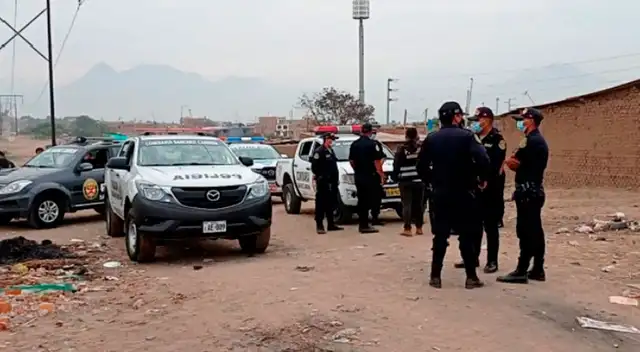 Según los testigos, la víctima presentaba signos de violencia, por lo que las autoridades policiales no descartan un posible feminicidio. Según los testigos, la víctima presentaba signos de violencia, por lo que las autoridades policiales no descartan un posible feminicidio.