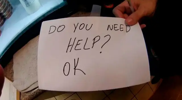 Mesera salva a niño que era maltratado por sus padres con una nota escondida