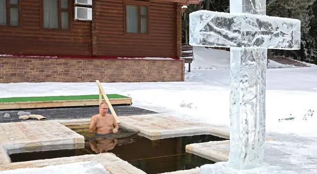 Vladimir Putin cumplió con una tradición de la iglesia ortodoxa. Vladimir Putin cumplió con una tradición de la iglesia ortodoxa.