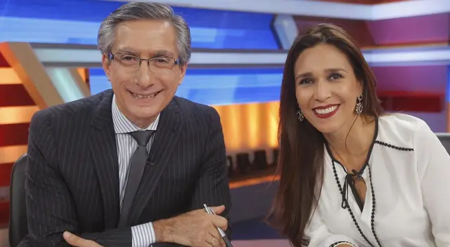 Verónica Linares le juega broma a Federico Salazar por el color de sus medias. Verónica Linares le juega broma a Federico Salazar por el color de sus medias.