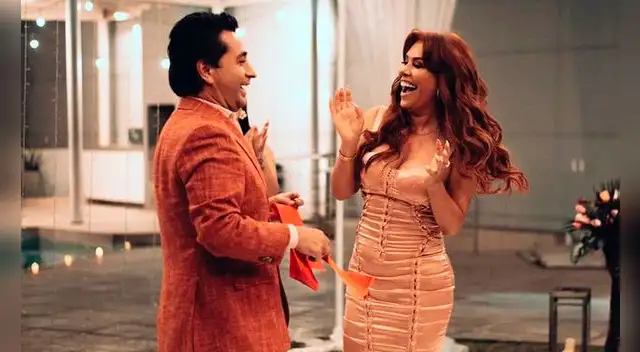 Magaly Medina al lado de su esposo anunciando proyectos juntos.