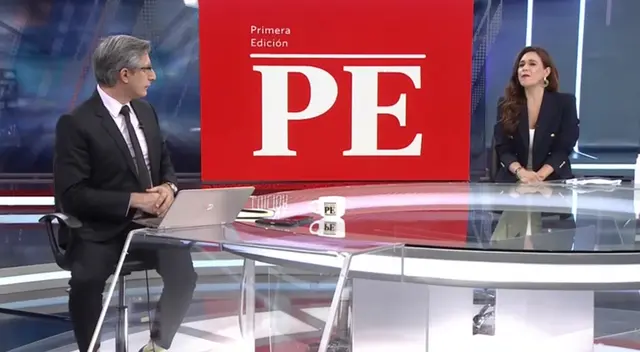 Verónica Linares le juega broma a Federico Salazar por el color de sus medias. Verónica Linares le juega broma a Federico Salazar por el color de sus medias.