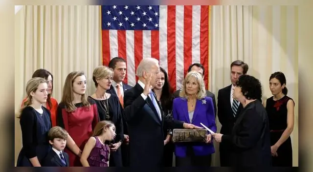 En esta foto del 2013, Joe Biden toma juramento por segunda vez como vicepresidente. El demócrata está rodeado de su esposa Jill, sus hijos y sus nietos. En esta foto del 2013, Joe Biden toma juramento por segunda vez como vicepresidente. El demócrata está rodeado de su esposa Jill, sus hijos y sus nietos.