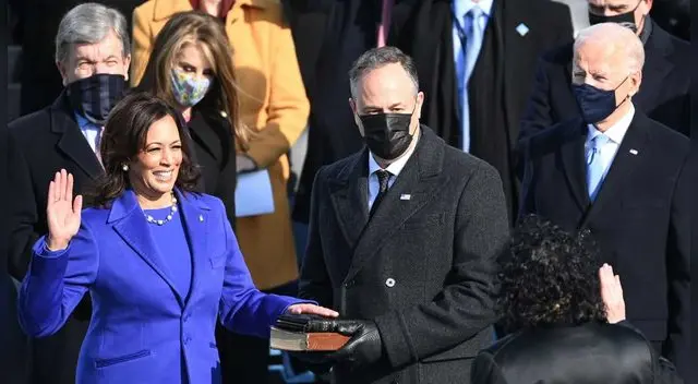 Kamala Harris, 55 años, juró como la primera vicepresidenta mujer de Estados Unidos. Kamala Harris, 55 años, juró como la primera vicepresidenta mujer de Estados Unidos.