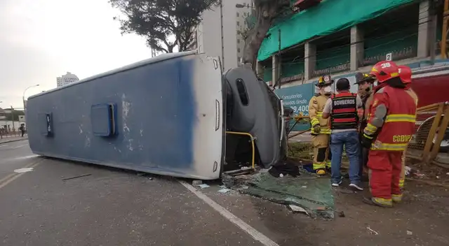 PNP y bomberos ya se encuentran la cuadra 26 de la Av. Brasil atendieron la emergencia.