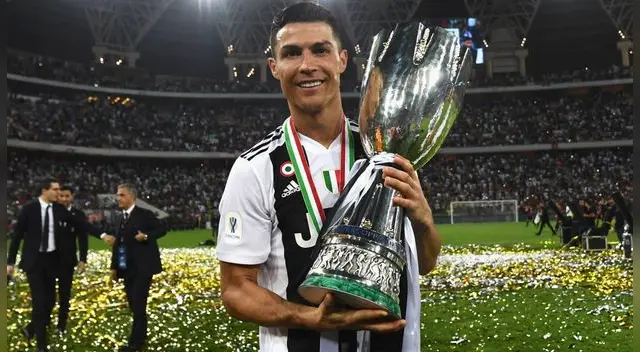 Cristiano Ronaldo  contento, posa con el trofeo  de la Supercopa de de Italia.
