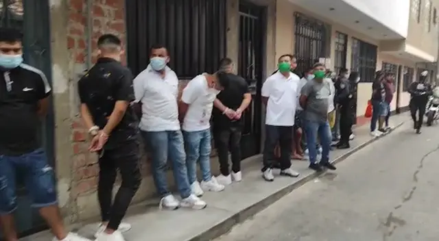 PNP intervino a 20 varones, 13 mujeres, y un menor de edad. Todos fueron conducidos a la comisaria de La Victoria. PNP intervino a 20 varones, 13 mujeres, y un menor de edad. Todos fueron conducidos a la comisaria de La Victoria.