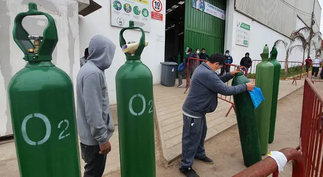 Vecinos de Villa El Salvador se amanecen para recibir oxígeno medicinal gratuito. Vecinos de Villa El Salvador se amanecen para recibir oxígeno medicinal gratuito.
